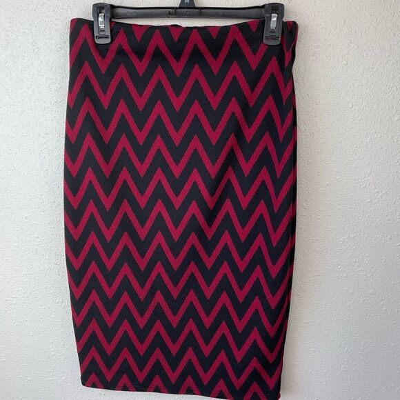 EUC Vitta Luna Womens Black and Red Chevron Pattern Midi Skirt Size M - Picture 3 of 4